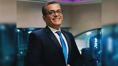 بعد تسليمهما للمعلمة.. دكتور يعلن استعداده لاستضافة بنات 