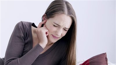 طرق بسيطة لعلاج انسداد الأذن في المنزل دون تدخل طبي