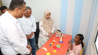 محافظ البحر الأحمر يتفقد مركز التخاطب ويقرر دعمه فورًا
