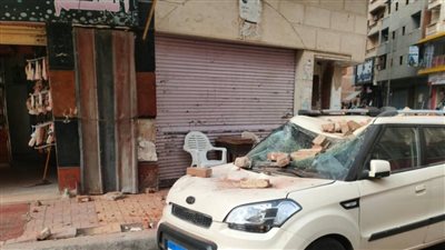سقوط مفاجئ لسور بلكونة عقار قديم بدمنهور وتحطم سيارة ملاكي دون خسائر بشرية