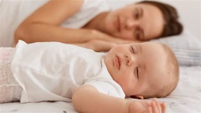 لماذا تنام الأم بجانب مولودها؟ وما معنى “التنبه الوقائي” في رعاية الرضيع