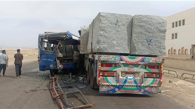 30 مصابًا فى تصادم أتوبيس مدرسة وسيارة نقل جنوب البحر الأحمر 
