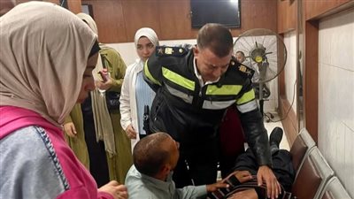 موقف إنساني لرئيس مرور منيا القمح مع مسن أصيب بوعكة صحية