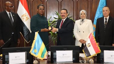 القائم بأعمال رئيس جامعة الإسكندرية يستقبل وزير تعليم رواندا وسفيرها