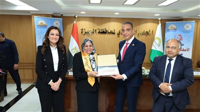 محافظ الجيزة يُكرِّم عدداً من الأمهات المثاليات على مستوى المحافظة.. صور