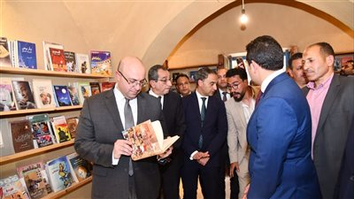 محافظ الفيوم يتفقد معرض للكتاب ويفتتح مكتبةً للقراءة والاطلاع بقرية تونس
