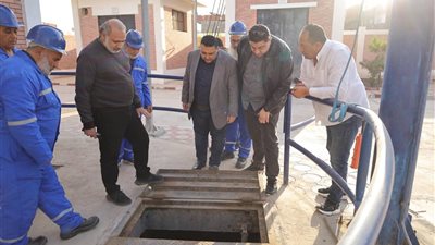 رئيس مياه الشرب بالبحيرة يتفقد رافع صرف صحي كوم البركة بكفر الدوار