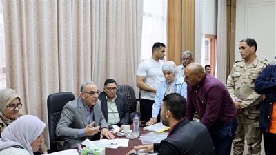 محافظ الاسماعيلية يستقبل 320 مواطن ويبحث شكواهم