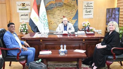 محافظ الفيوم يبحث آليات تمكين المرأة وتدريب الكوادر المجتمعية 