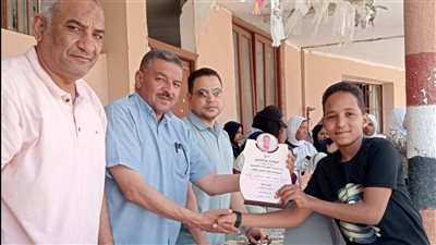مدير تعليم نجع حمادي يشهد حفل ومعرض ختام الأنشطة بالفنية بنات بالألومنيوم