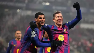 ليفاندوفسكي يرفض أول عرض لتجديد عقده مع برشلونة.. وراشفورد يواجه أزمة