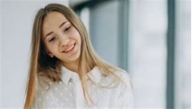حيل تنسيق القميص الأبيض لإطلالة ربيعيه مميزة
