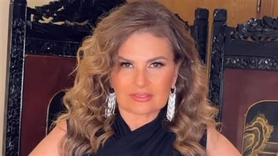يسرا مفعمة بالأناقة والسحر في حفل ابنة المنتج محمد السعدي