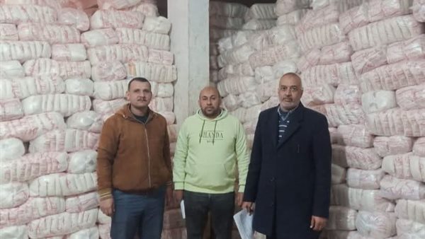 ضبط 6 تجار لغلق محالهم أثناء العمل الرسمي والتحفظ على 3240 كجم سلع مجهولة المصدر بالبحيرة