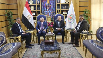 رئيس جامعة السويس في زيارة لجامعة المنصورة