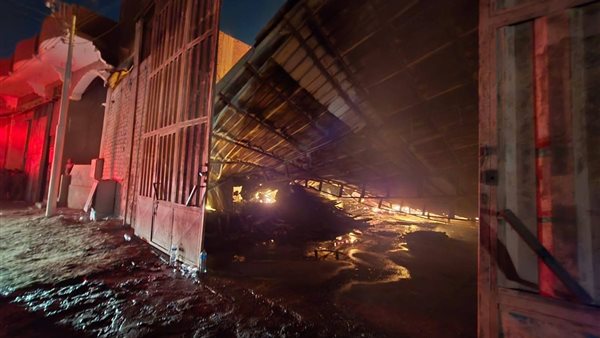 صور| السيطرة على حريق بثلاثة مصانع بمركز القناطر الخيرية