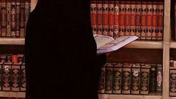 كيف تصلى المرأة في مقر عملها ولا يوجد مكان مخصص لصلاة النساء؟