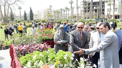 رئيس جامعة المنصورة يفتتح معرض زهور الربيع 
