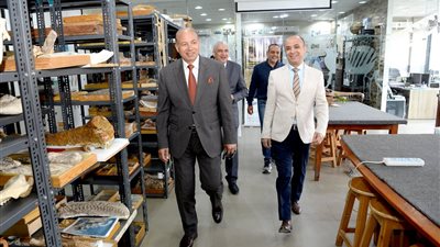 رئيس جامعة المنصورة يتفقد مركز الحفريات الفقارية 