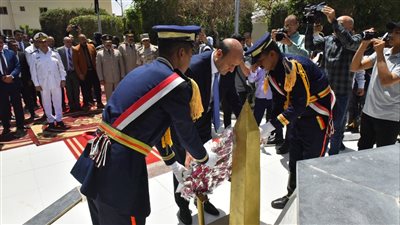 محافظ أسيوط يضع إكليلًا من الزهور على النصب التذكاري لشهداء بني عدي
