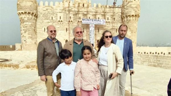 آﺧﺮ ﻣﻠﻮك ﻣﺼﺮ ﻳﺮﻛﺐ »اﻟﻄﻔﻄﻒ« وﻳﺠﻠﺲ ﻓﻰ ﻣﻘﻬﻰ