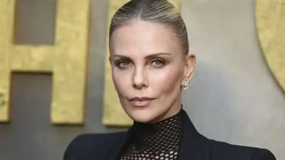 شارليز ثيرون تكشف تفاصيل الليلة التي قتلت فيها والدتها والدها دفاعا عن النفس 