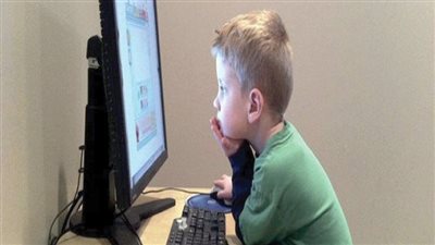 أستاذ قانون يكشف تفاصيل تنظيم استخدام الأطفال للإنترنت