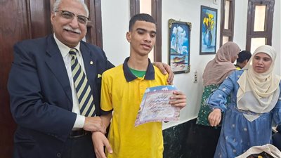تكريم المتفوقين والفائزين بمسابقة لمحات من الهند بمدارس البحر الأحمر 
