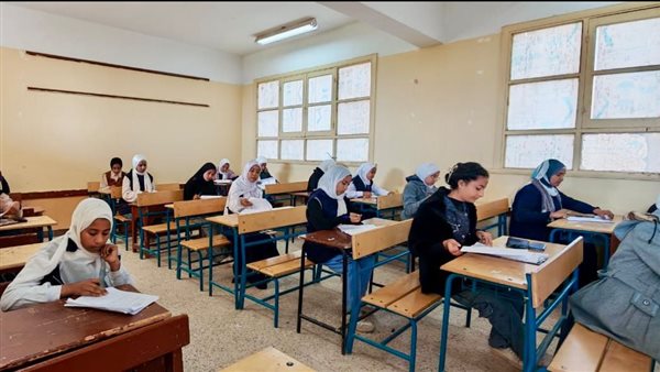 مطالب بتخفيف المناهج الدراسية.. وأولياء الأمور: الطلاب تحولوا إلى إنسان آلي