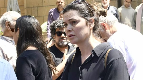 نجوم الفن يساندون منة شلبي خلال جنازة والدها