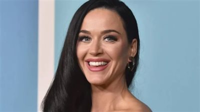 كاتي بيري تثير الجدل بتصرف غريب في روما 