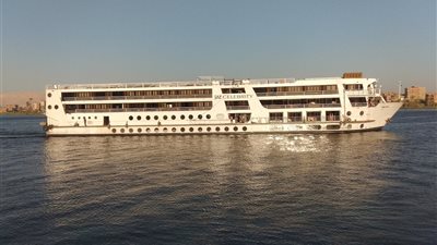 كوبريا دندرة يهددان الملاحة النهرية في قـــنا