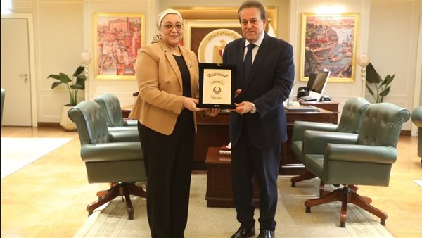 وزير الصحة يكرم الدكتورة نانسي الجندي لبلوغها السن القانونية للمعاش