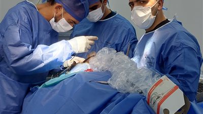 جراحة تعيد التناسق لوجه شاب بعد إصابات معقدة بمحجر العين بمستشفى السنبلاوين  