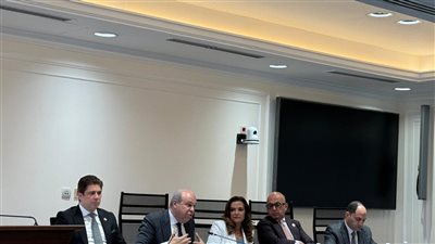 وزير الطيران المدني يستعرض استراتيجية تطوير القطاع وتعزيز تنافسيته 