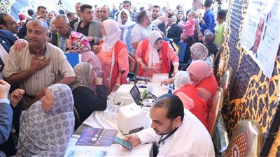 محافظ الغربية يتفقد القافلة الطبية المجانية بقرية دهتوره بزفتى