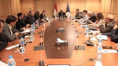  وزير السياحة يناقش تطوير وتعظيم الاستفادة من منتج السياحة النيلية واستحداث مسارات  جديدة