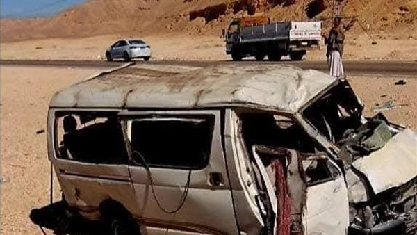 إصابة 14 شخصًا فى انقلاب سيارة ميكروباص بقنا
