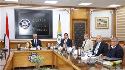 رئيس جامعة المنيا يترأس لجنة اختيار عميد كلية الطب