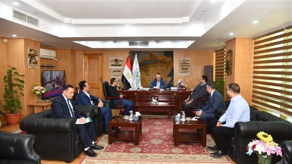 محافظ الفيوم يبحث آليات تعزيز التعاون مع مسئولي شركة "بتروسيلا"