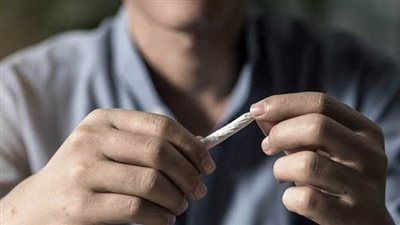 اغفروا لهم الخطأ الأول.. مطالب بمنح الموظفين والعاملين المتعاطين للمخدرات فرصة ثانية
