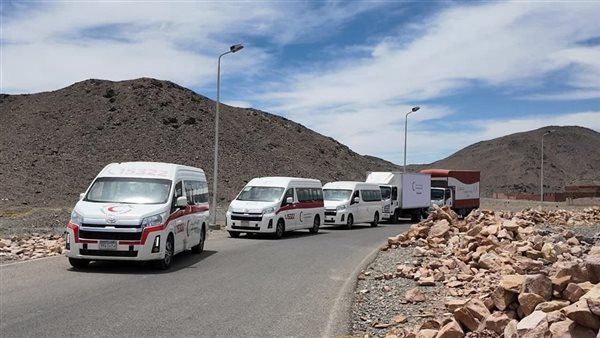 "التضامن" والهلال الأحمر المصري ينظمان قافلة طبية شاملة بمنطقة حميثرة بالبحر الأحمر