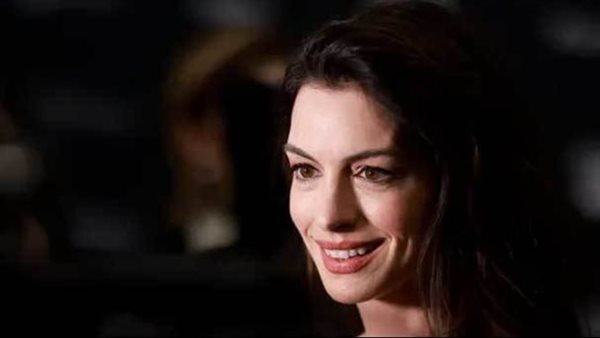 آن هاثاواي تظهر على غلاف مجلة هاربر بازار