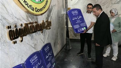 محافظ المنوفية يتفقد عدداً من اللوحات التي سيتم تثبيتها بالشوارع والميادين الرئيسية