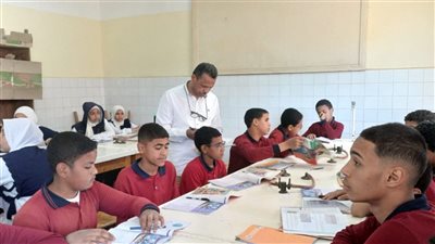 مدير تعليم أبوتشت يشارك الطلاب فعاليات الدوري المدرسي لكرة القدم 