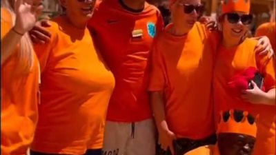 أجواء برتقالية على الشاطئ.. مهرجان فواكه واحتفالات بهيجة للسياح الهولنديين