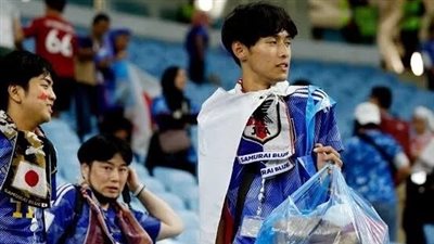 لماذا يحرص اليابانيون على تنظيف المدرجات؟ عادة لفتت أنظار العالم في نسخ المونديال السابقة
