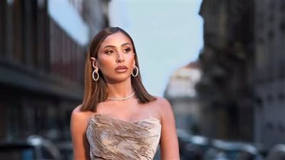 الكروسية يعكس سحر قوام دينا الشربيني