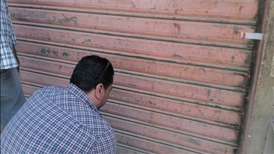 حملات مكثفة بحي طرة لغلق المحال المخالفة وإزالة التعديات 