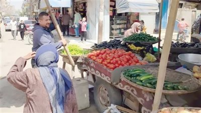 الباعة الجائلون يحتلون طرق الشرقية